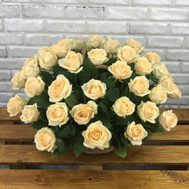 Корзина из 51 розы «Персиковые розы»
