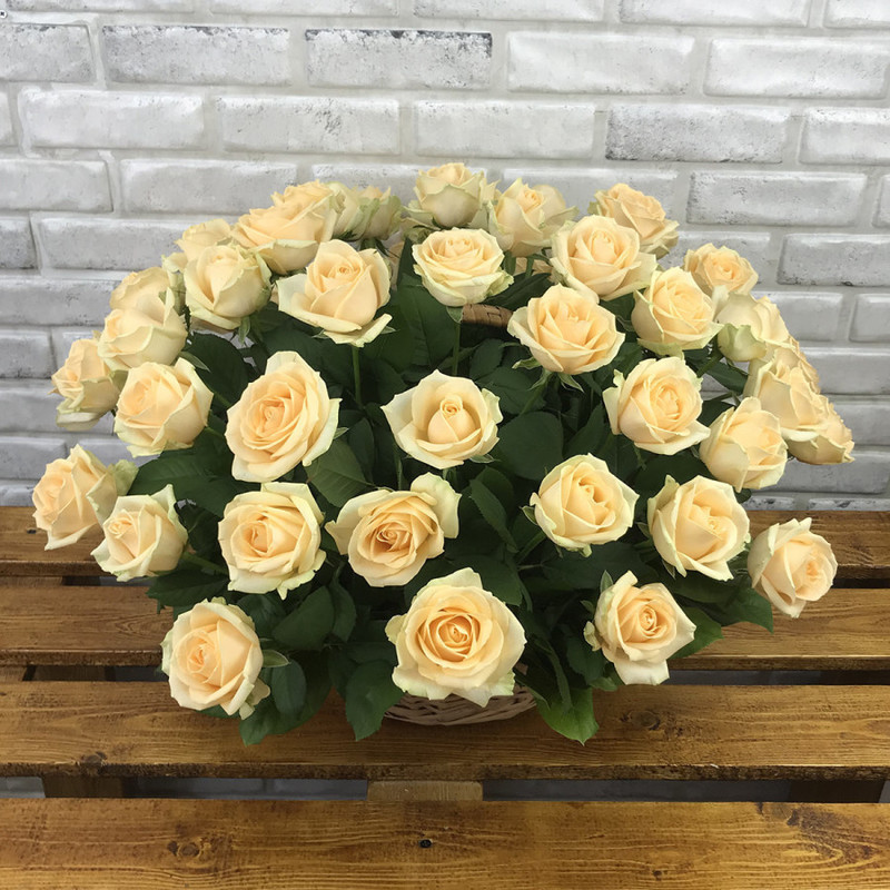 Корзина из 51 розы «Персиковые розы», стандартный