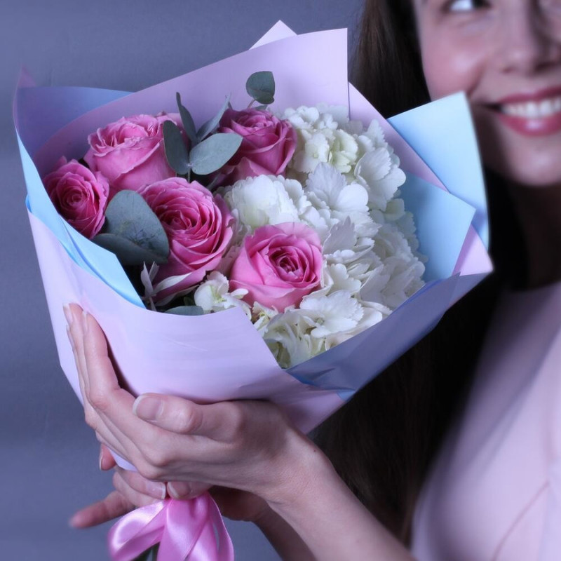 A bouquet of hydrangeas with eucalyptus (a vase as a gift, see the description for the promotion conditions), standart