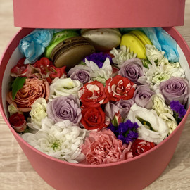 Round box with flowers and 6 macarons