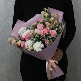 Bouquet of matthiola and carnation "Caramel"