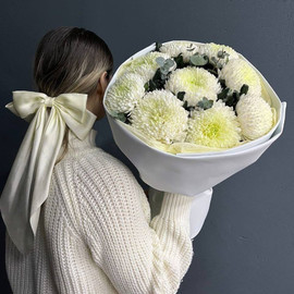 Bouquet of single-headed chrysanthemums with eucalyptus
