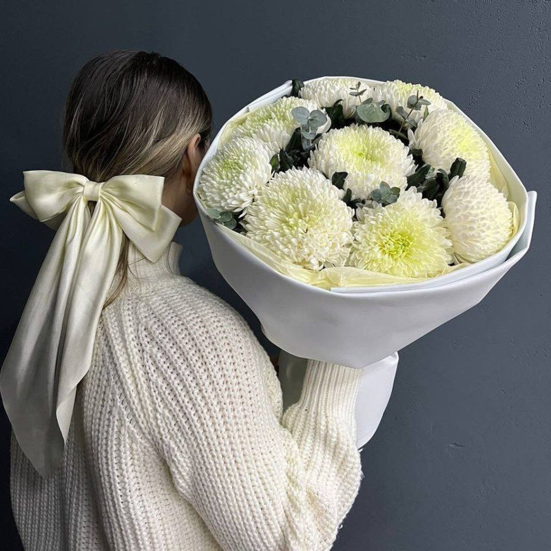 Bouquet of single-headed chrysanthemums with eucalyptus, standart