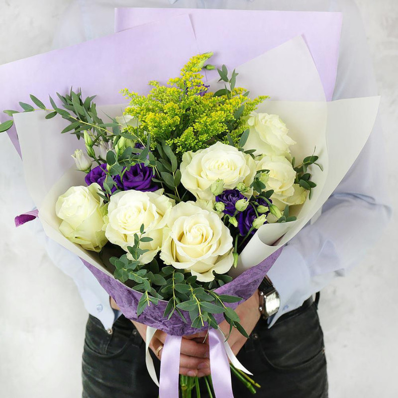 Bouquet of roses and lisianthus with eucalyptus leaves, standart