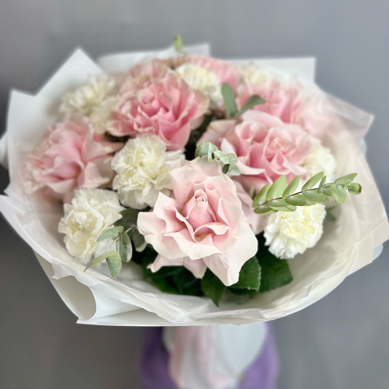 Delicate bouquet with roses and dianthus, standart