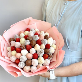 Strawberries in chocolate bouquet "The most tender"