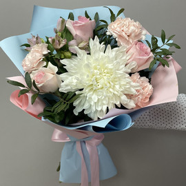 Delicate bouquet of roses and dianthus