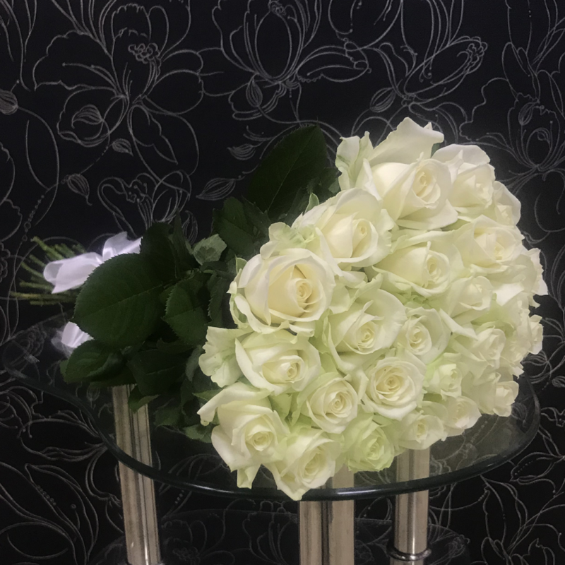 25 белых роз Аваланч 60 см, стандартный