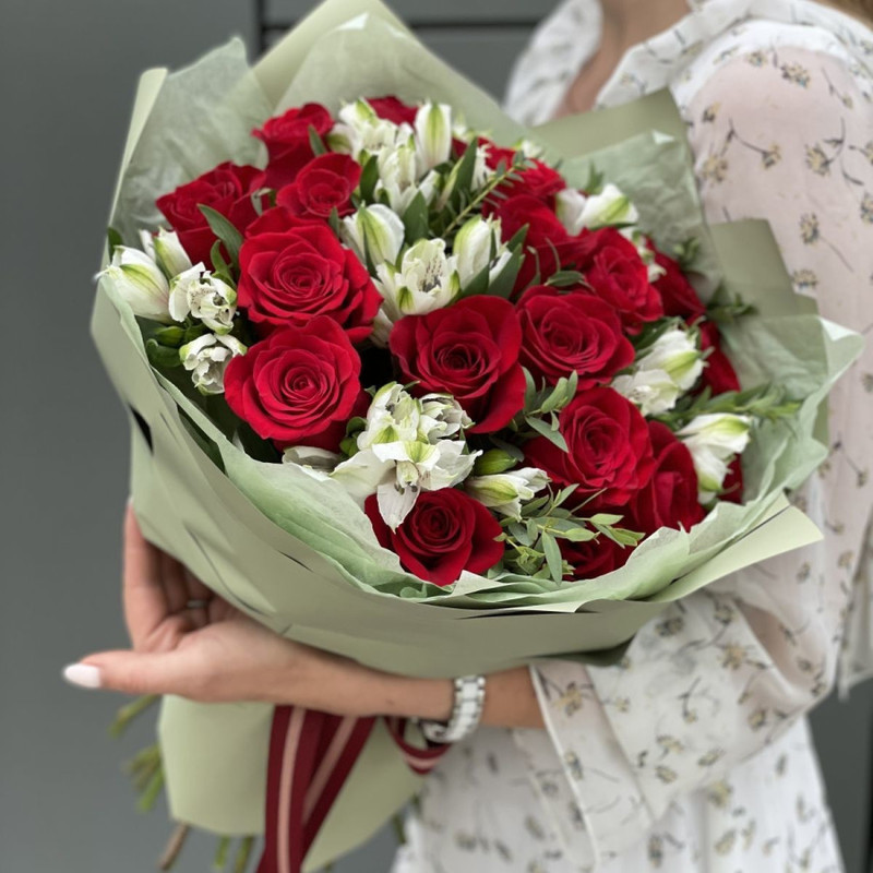 Bouquet of roses and alstroemeria, standart