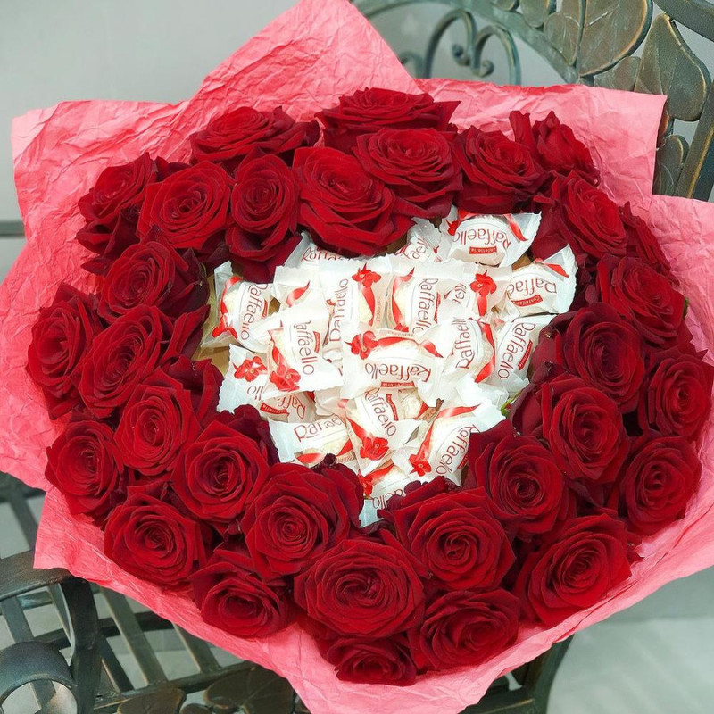 Passionate bouquet of roses and Raffaello chocolates, standart