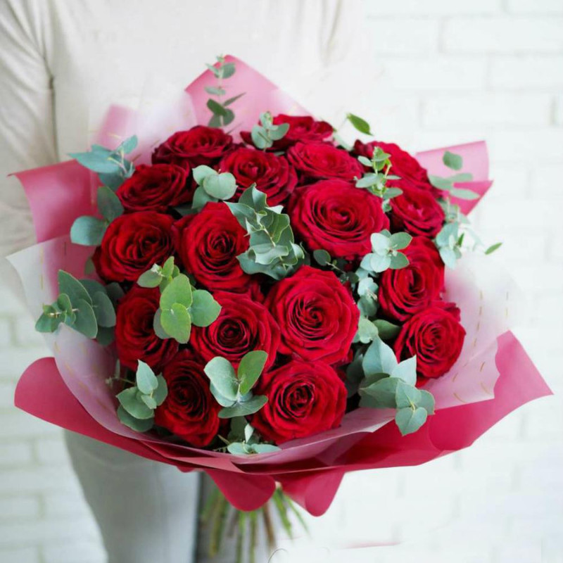 15 красных роз с эвкалиптом в оформлении, стандартный