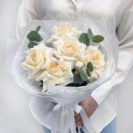 Соло ароматных белых роз
