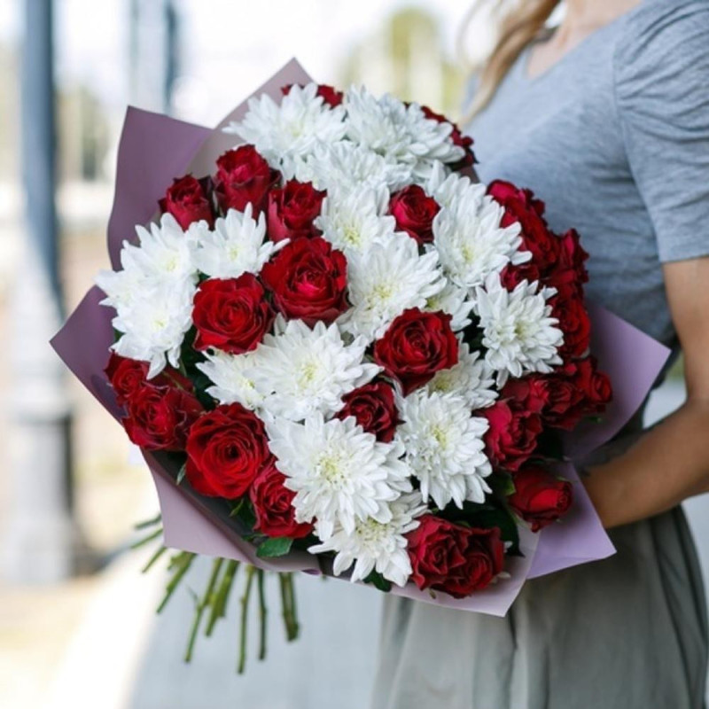 Красные розы с белыми хризантемами, стандартный