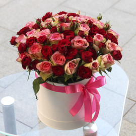 Box of 25 roses "Roses of kenya with red spray roses"