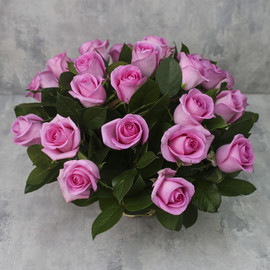 Корзина из 25 роз «Розовые розы Ревиваль с зеленью»