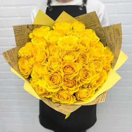 Bouquet of 29 yellow roses in designer decoration 50 cm