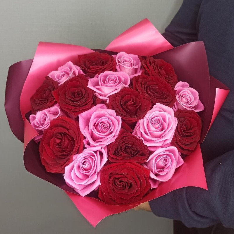 Букет из 19 розовых и красных роз в дизайнерском оформлении 50 см, стандартный