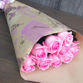Розовые розы в крафт упаковке