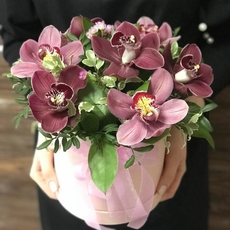 Hat box with orchids, standart
