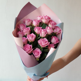 Букет из 19 розовых роз в оригинальной упаковке