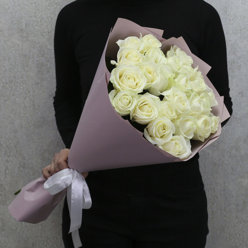 25 белых роз "Аваланч" 60 см в дизайнерской упаковке, стандартный