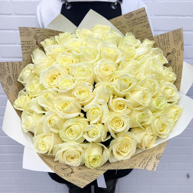 Букет из 51 белой розы в дизайнерском оформлении 50 см, стандартный