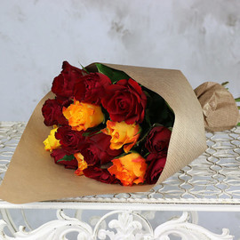 Букет из 15 красных и оранжевых роз 40 см в крафте