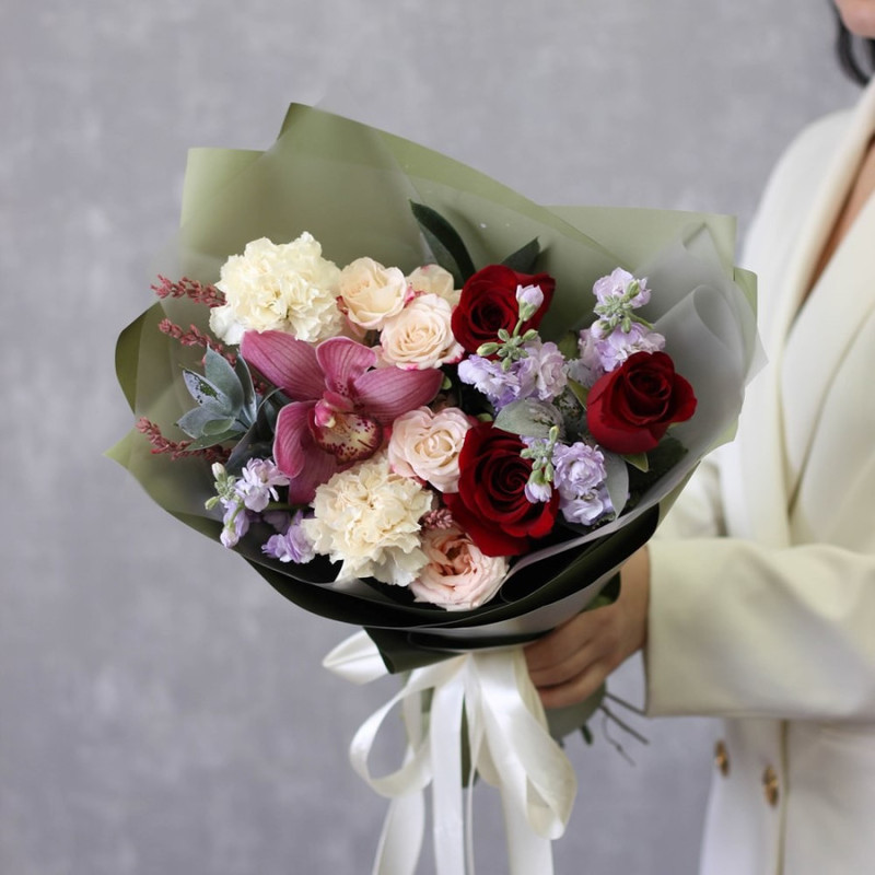 Сборный букет с красными розами, орхидеей, кустовыми розами Dolce, стандартный