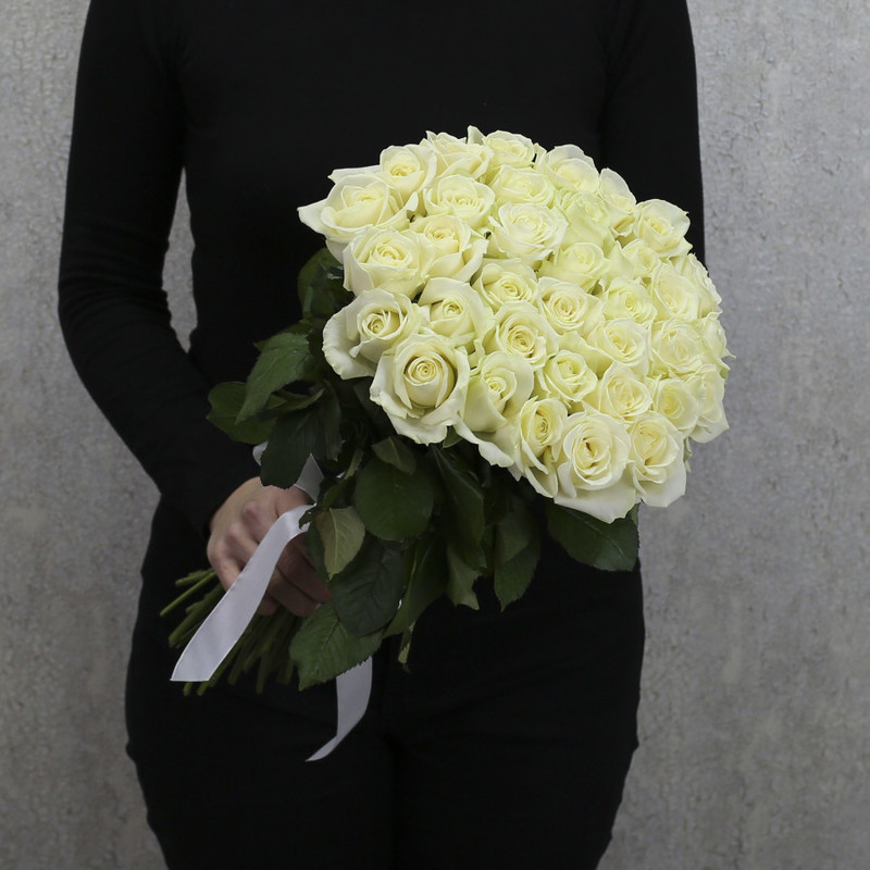 35 белых роз "Аваланч" 50 см, стандартный