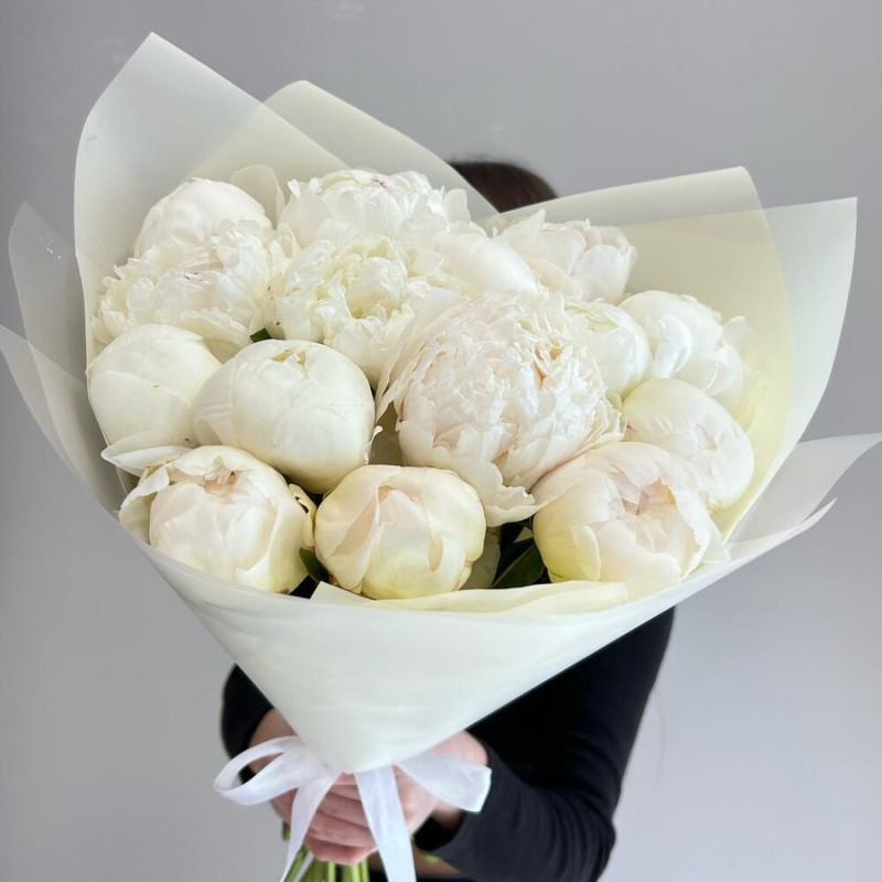 Bouquet of 15 white fragrant peonies in a package, standart