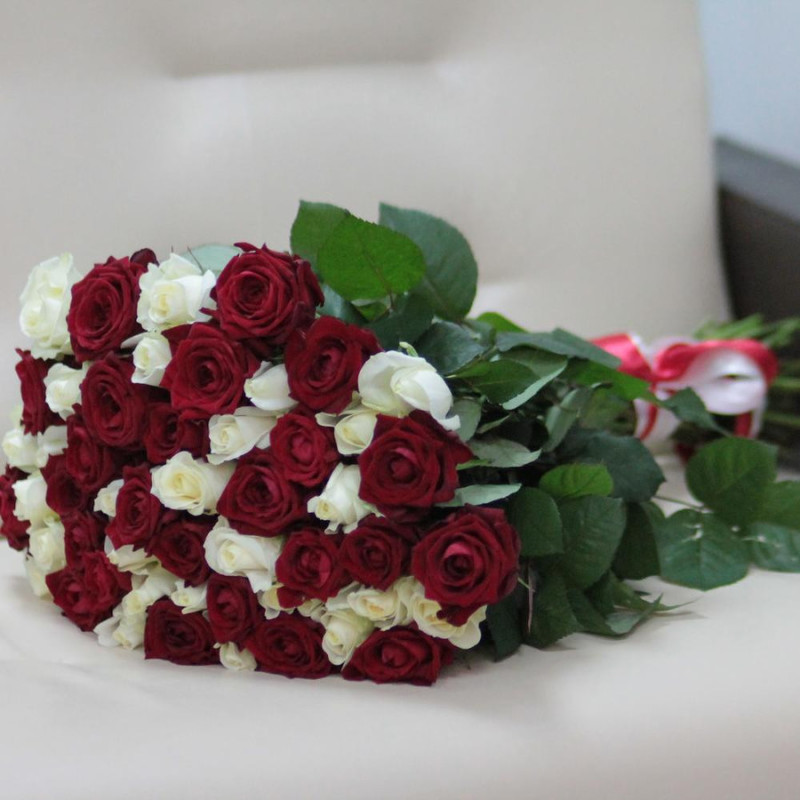 Букет из 51 розы «Красные и белые розы» 60 см, стандартный