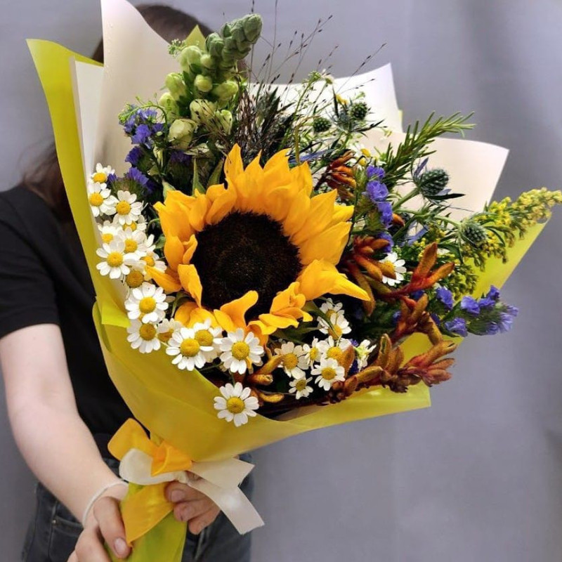 Bouquet "Gift of meadows" with sunflower and daisies, standart