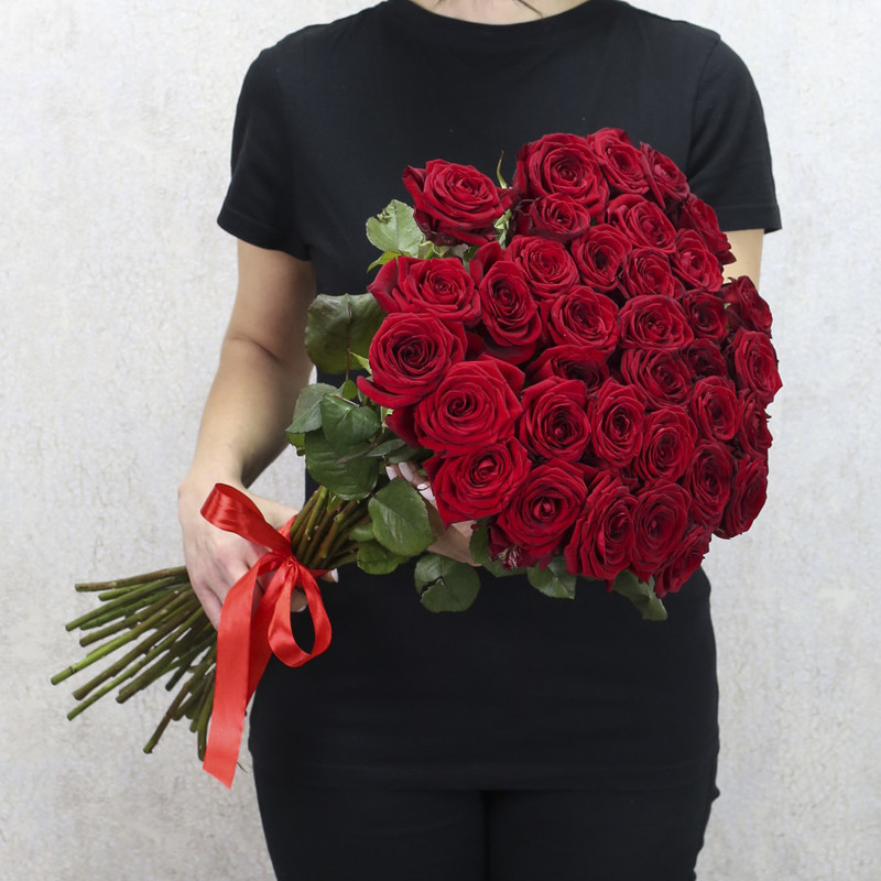 35 красных роз "Ред Наоми" 70 см, стандартный