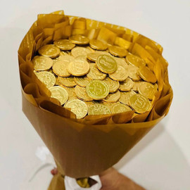 Bouquet for mom from chocolate coins