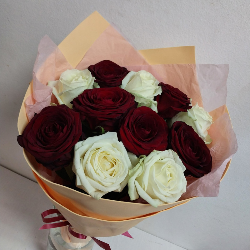 Bouquet of 11 white and red roses, standart