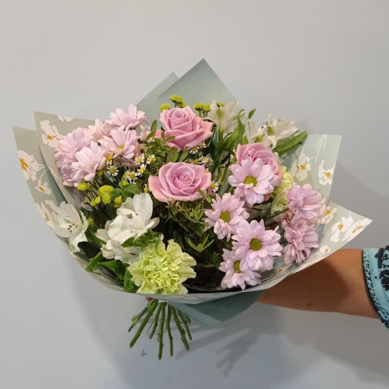 Delicate bouquet of roses and chrysanthemums, standart