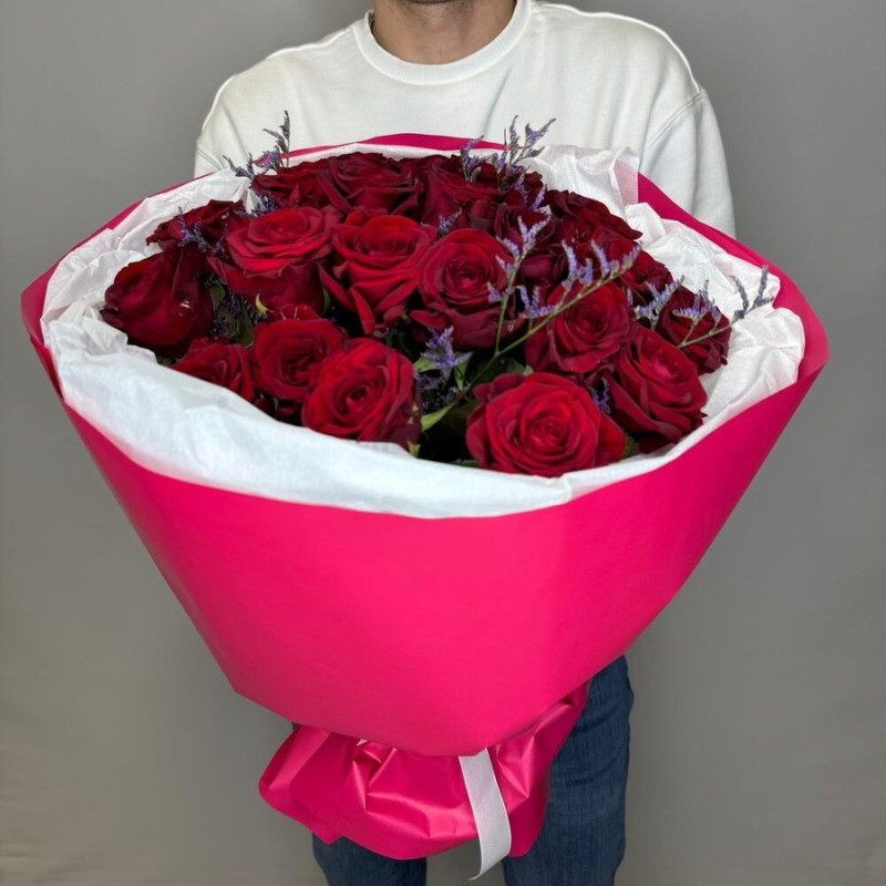 Букет из 21 красной розы с лимониумом 50 см, стандартный