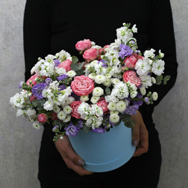 Box with roses, matthiola and chrysanthemum "Pure Azure"
