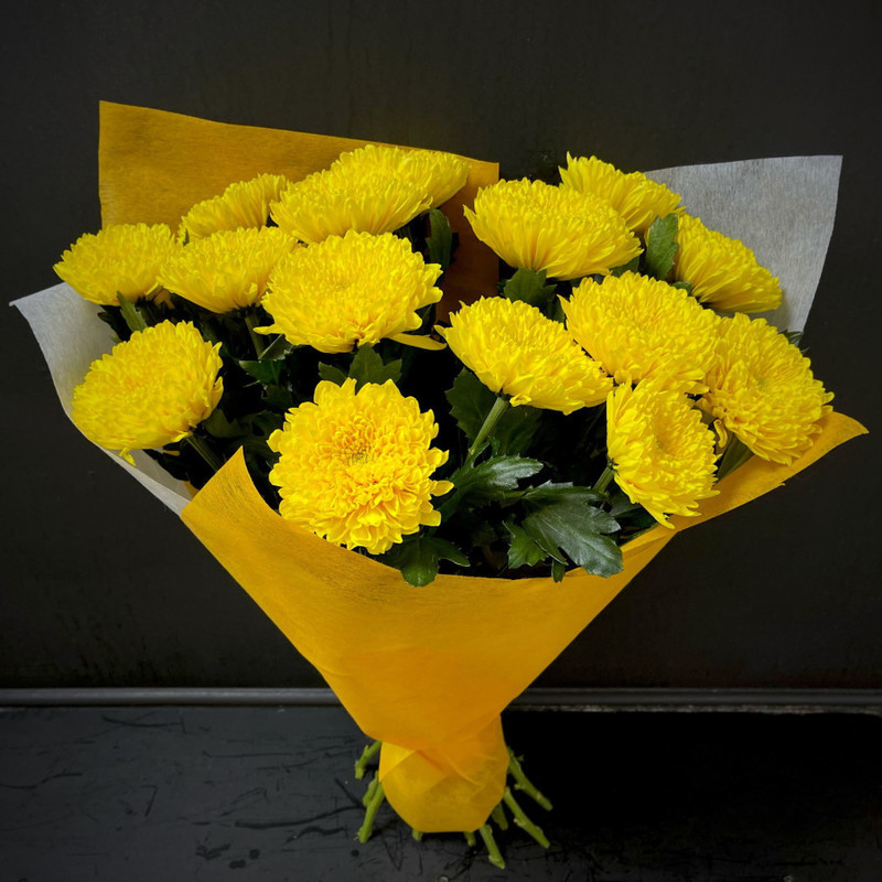 Bouquet of 15 single-headed chrysanthemums in a package (code 32), standart