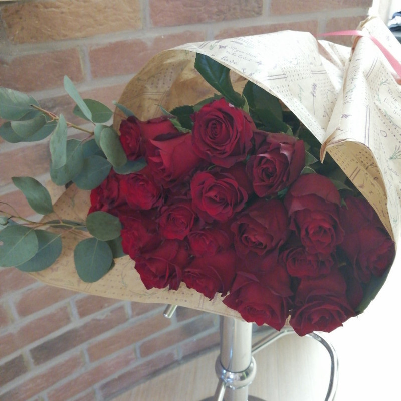 15 red roses with eucalyptus, standart
