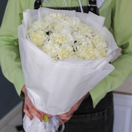 Mono bouquet with white dianthus