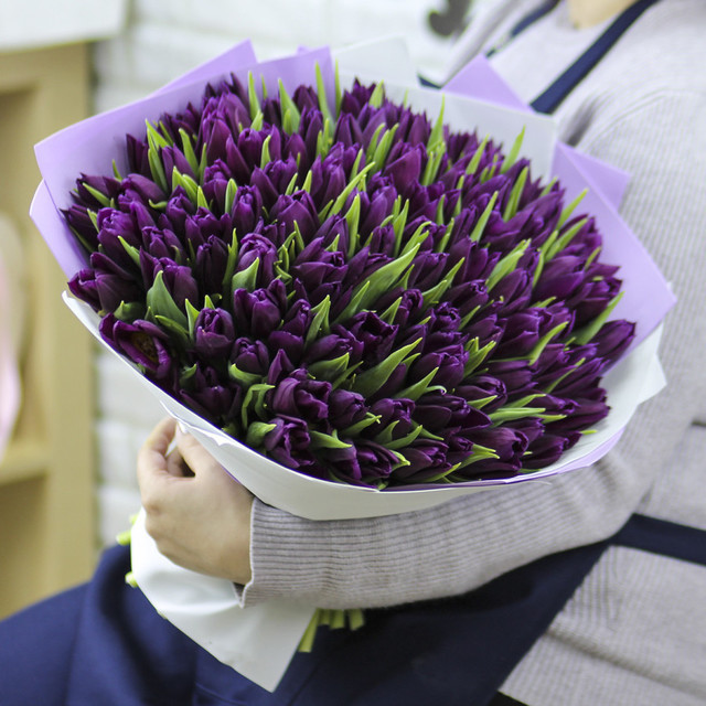 Букет «101 фиолетовый тюльпан в упаковке», стандартный