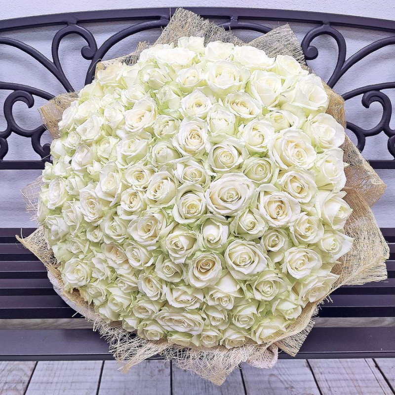 Букет из 101 белой розы в дизайнерском оформлении 50 см, стандартный
