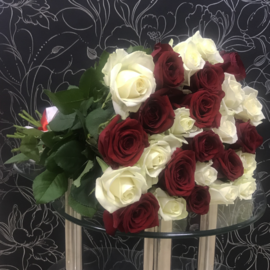 25 red Red Naomi and white Avalanche roses 60 cm