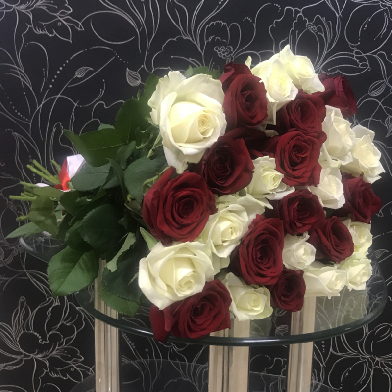 25 red Red Naomi and white Avalanche roses 60 cm, standart