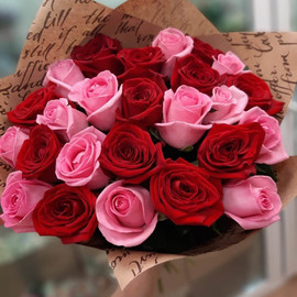 25 бордово-розовых роз