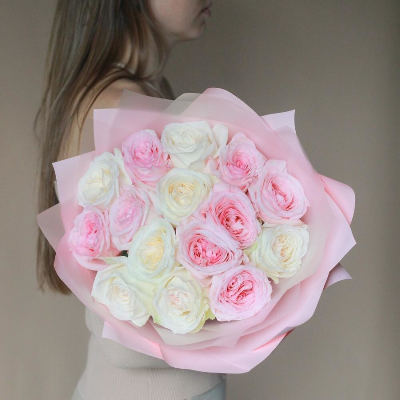 Букет из 15 белых и розовых роз в дизайнерском оформлении 50 см, стандартный