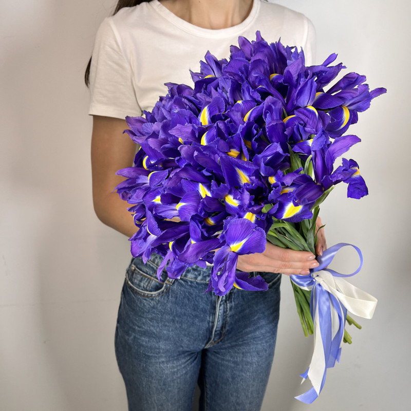 Bouquet of fresh flowers from irises 35 pcs., standart