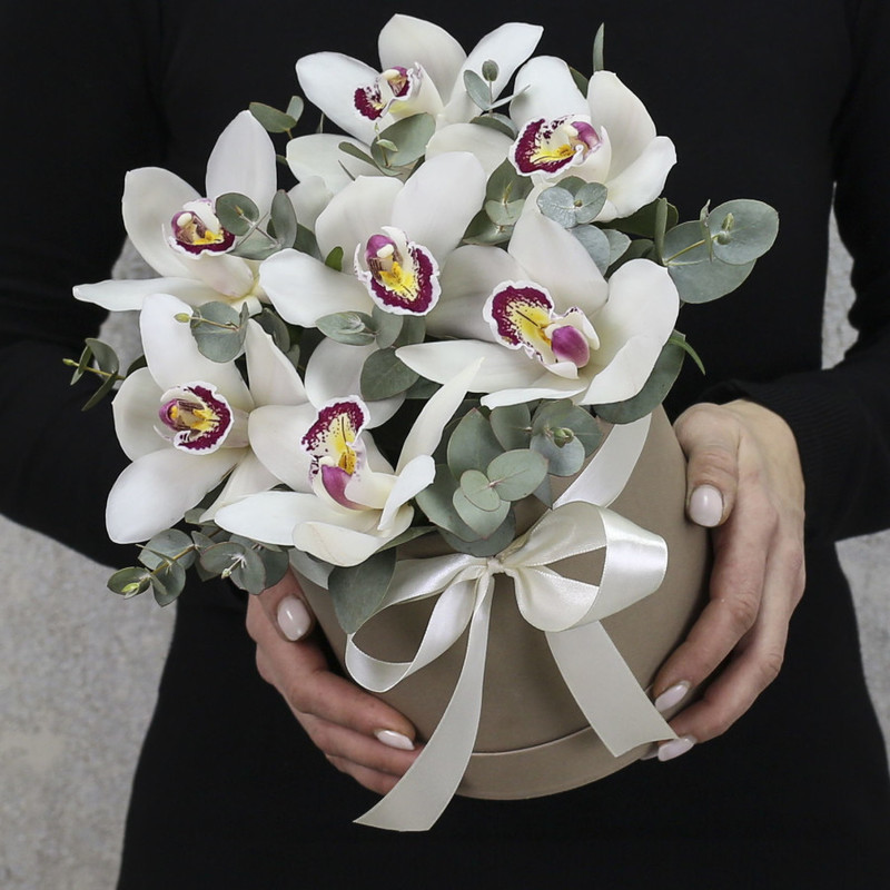 7 белых орхидей с эвкалиптом в коробке "Бабочки мини", стандартный