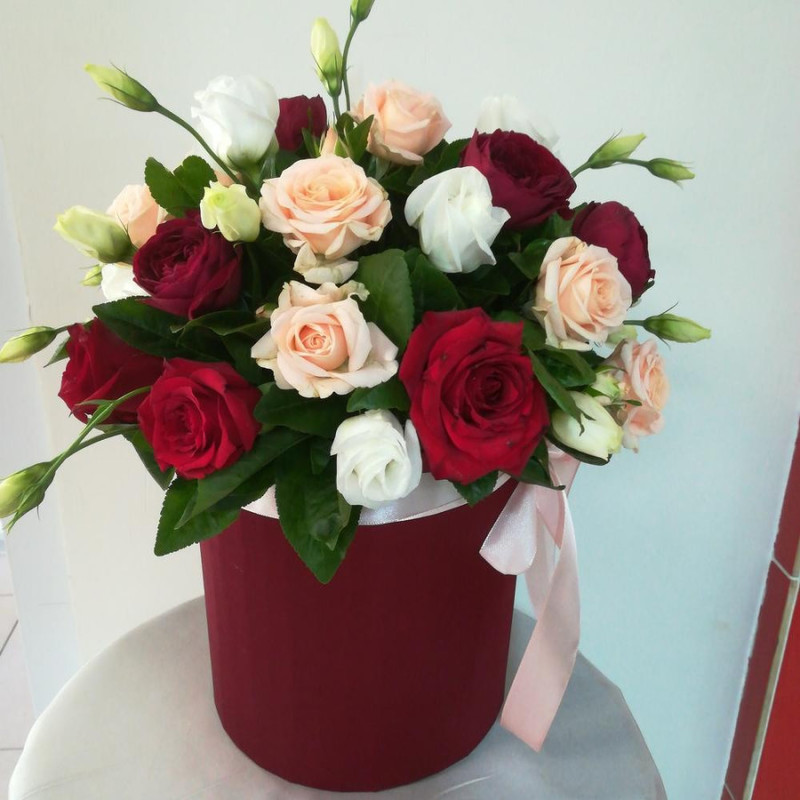 Цветы в коробке из роз и эустом, стандартный